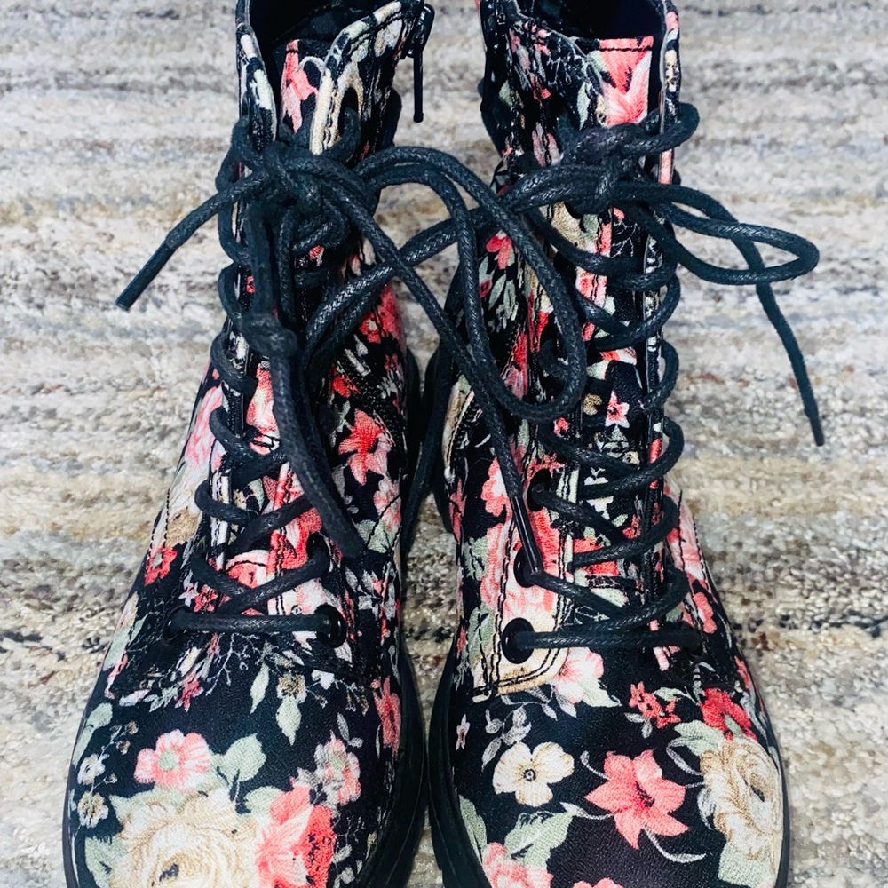 Kohl's Floral Lace-Up Ankle Boots in Black with Pink and Cream (S)